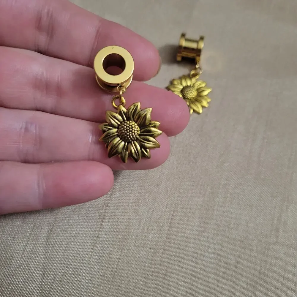 0 gauge (8mm) gold sunflower stainless steel ear tunnels, screw back